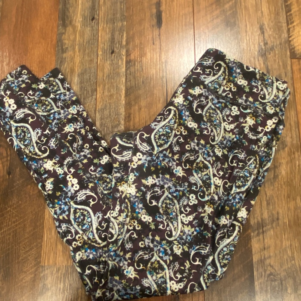 Lularoe Jordan womens workout pants leggings size medium black paisley